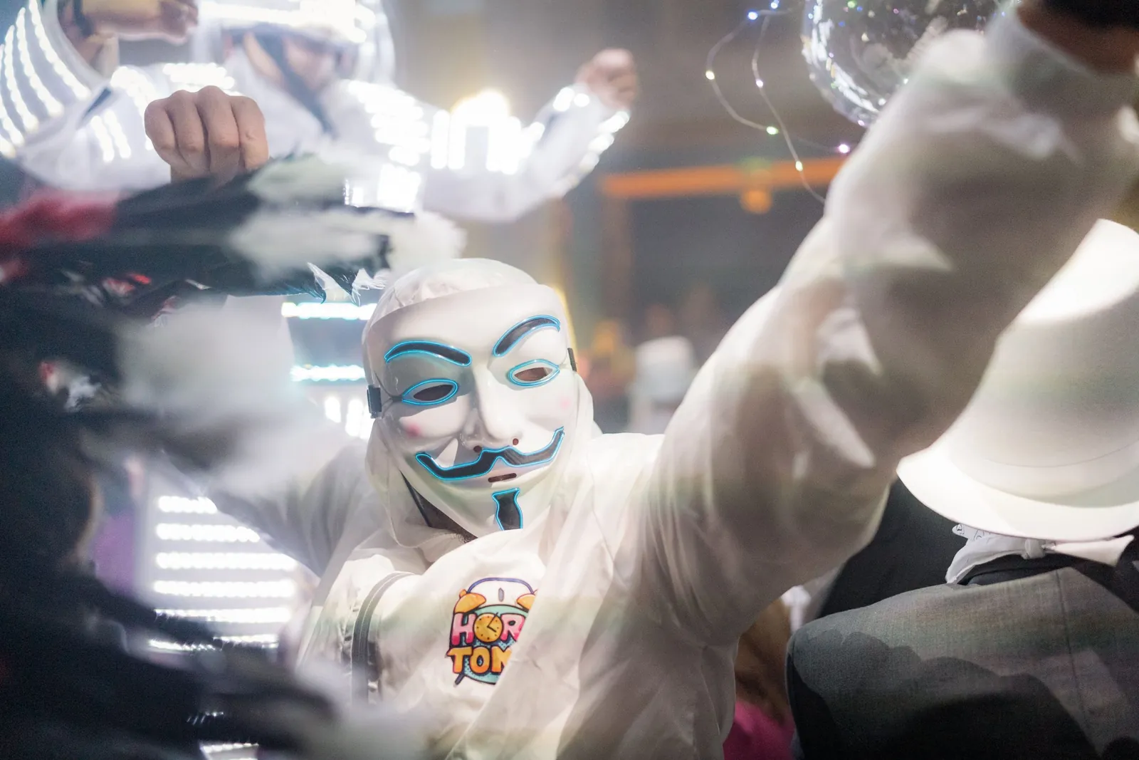 Animador de Hora Tonta con vestuario blanco y máscara en una celebración