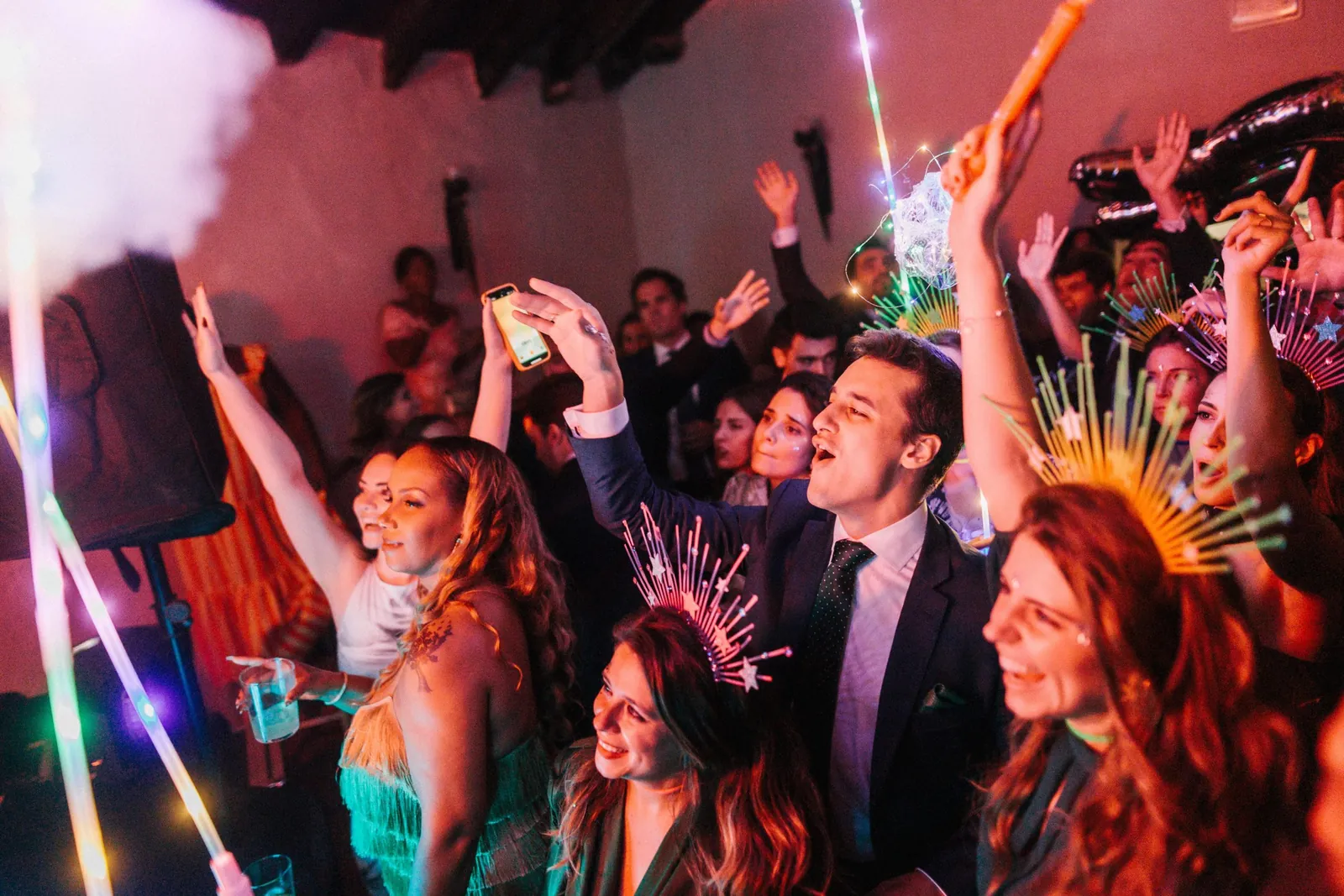 Hora loca boda Sevilla con confetti y luces LED - HoraTonta