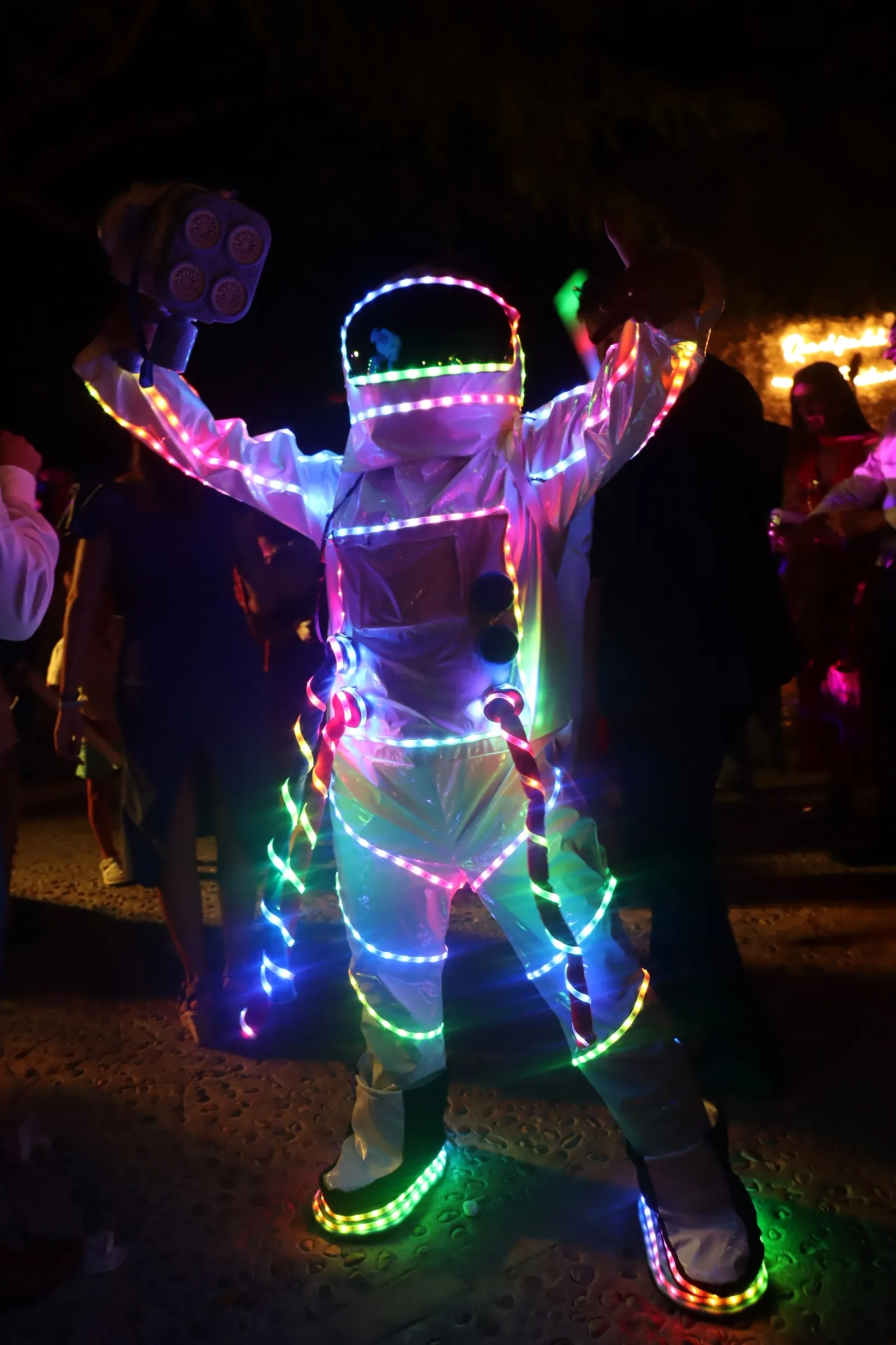 Personaje de Hora Tonta con traje LED durante una celebración