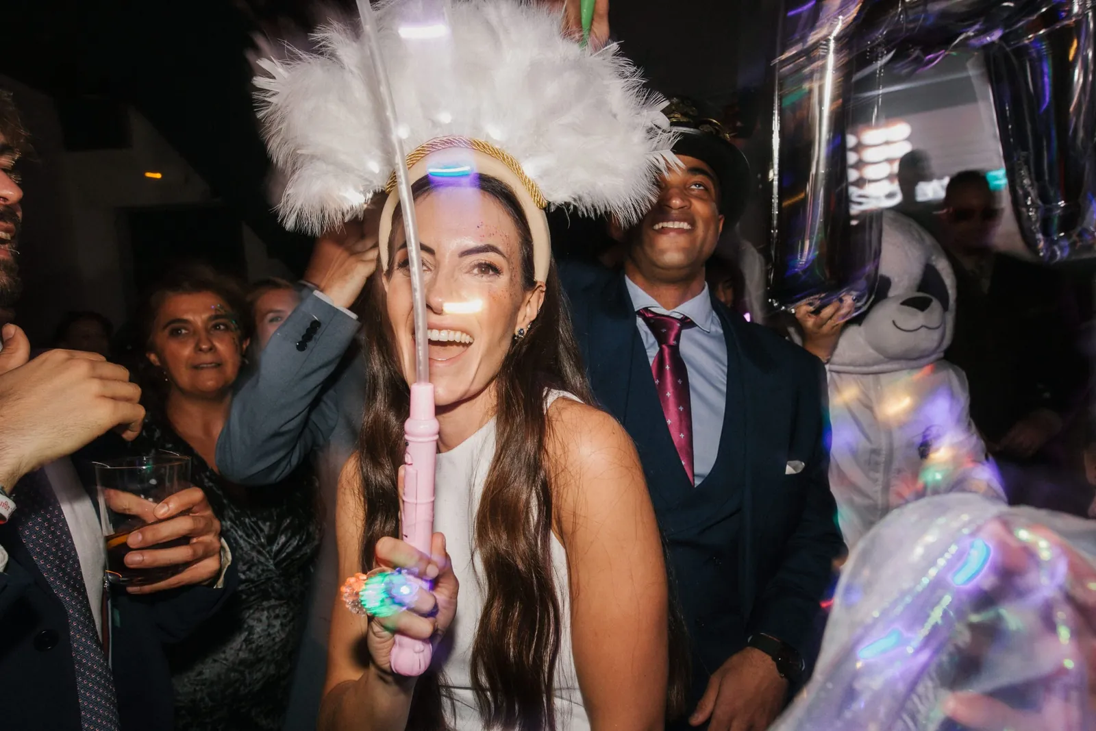 Participantes en una celebración con animación de Hora Tonta; fotografía del catálogo festivo